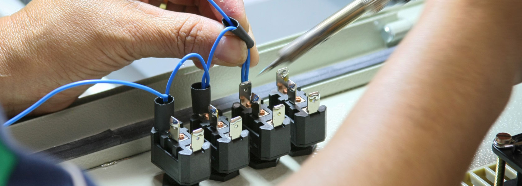 Erkend Elektricien Lucca Simons aan het werk